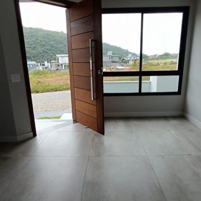 Casa Residencial com 199m², 4 quartos, 3 suítes, 2 garagens, no bairro Rio Tavares em Florianópolis
