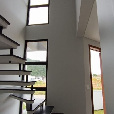 Casa Residencial com 199m², 4 quartos, 3 suítes, 2 garagens, no bairro Rio Tavares em Florianópolis