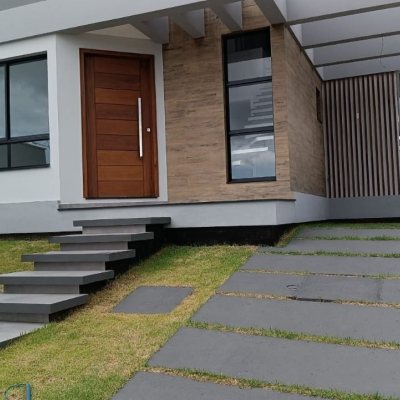 Casa Residencial com 199m², 4 quartos, 3 suítes, 2 garagens, no bairro Rio Tavares em Florianópolis