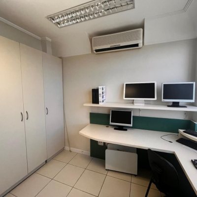 Sala com 91m², no bairro Centro em Florianópolis