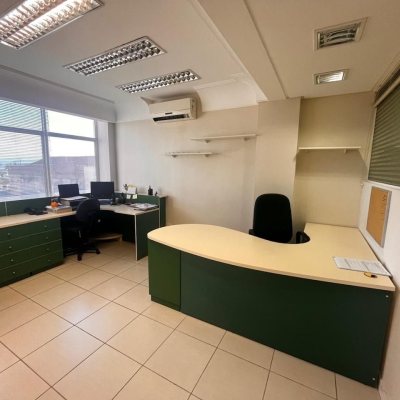 Sala com 91m², no bairro Centro em Florianópolis