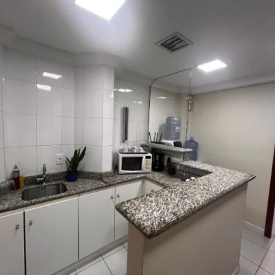Sala com 91m², no bairro Centro em Florianópolis