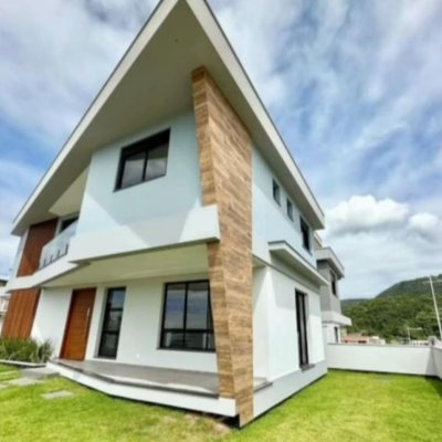 Casa Residencial com 204m², 3 quartos, 3 suítes, 2 garagens, no bairro Rio Tavares em Florianópolis