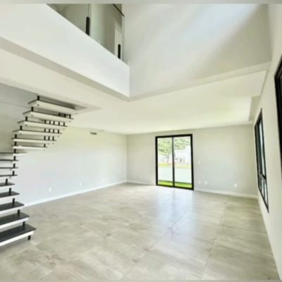 Casa Residencial com 204m², 3 quartos, 3 suítes, 2 garagens, no bairro Rio Tavares em Florianópolis