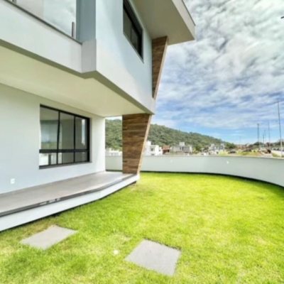 Casa Residencial com 204m², 3 quartos, 3 suítes, 2 garagens, no bairro Rio Tavares em Florianópolis
