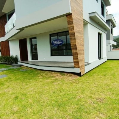 Casa Residencial com 204m², 3 quartos, 3 suítes, 2 garagens, no bairro Rio Tavares em Florianópolis