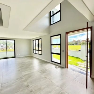 Casa Residencial com 204m², 3 quartos, 3 suítes, 2 garagens, no bairro Rio Tavares em Florianópolis