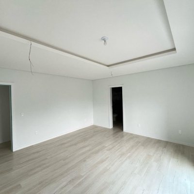 Casa Residencial com 390m², 4 quartos, 4 suítes, 4 garagens, no bairro Ingleses do Rio Vermelho em Florianópolis