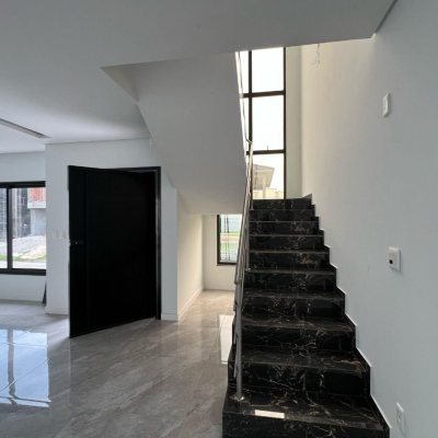 Casa Residencial com 390m², 4 quartos, 4 suítes, 4 garagens, no bairro Ingleses do Rio Vermelho em Florianópolis