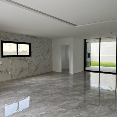 Casa Residencial com 390m², 4 quartos, 4 suítes, 4 garagens, no bairro Ingleses do Rio Vermelho em Florianópolis