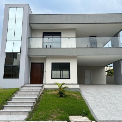 Casa Residencial com 390m², 4 quartos, 4 suítes, 4 garagens, no bairro Ingleses do Rio Vermelho em Florianópolis