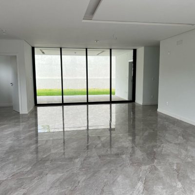 Casa Residencial com 390m², 4 quartos, 4 suítes, 4 garagens, no bairro Ingleses do Rio Vermelho em Florianópolis