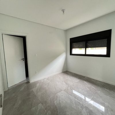 Casa Residencial com 390m², 4 quartos, 4 suítes, 4 garagens, no bairro Ingleses do Rio Vermelho em Florianópolis