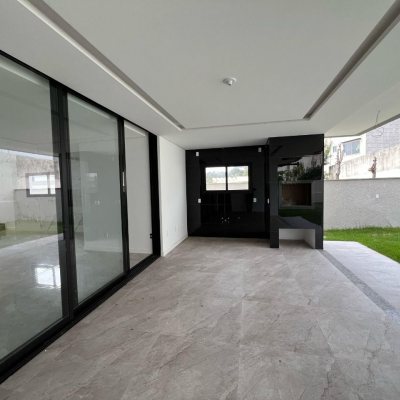 Casa Residencial com 390m², 4 quartos, 4 suítes, 4 garagens, no bairro Ingleses do Rio Vermelho em Florianópolis