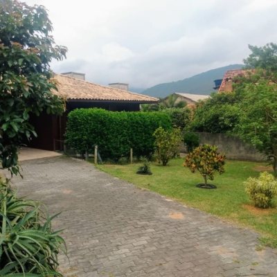Casa Residencial com 106m², 3 quartos, 1 suíte, 3 garagens, no bairro São João do Rio Vermelho em Florianópolis
