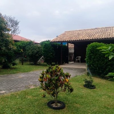 Casa Residencial com 106m², 3 quartos, 1 suíte, 3 garagens, no bairro São João do Rio Vermelho em Florianópolis