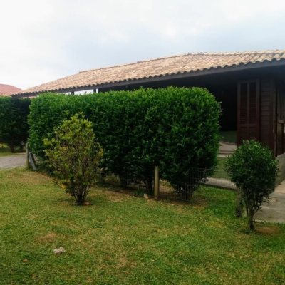 Casa Residencial com 106m², 3 quartos, 1 suíte, 3 garagens, no bairro São João do Rio Vermelho em Florianópolis