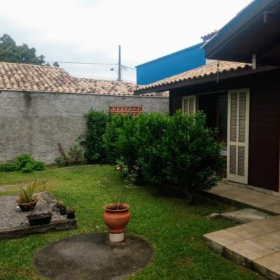 Casa Residencial com 106m², 3 quartos, 1 suíte, 3 garagens, no bairro São João do Rio Vermelho em Florianópolis