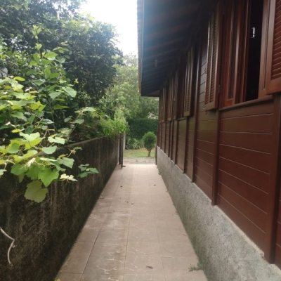 Casa Residencial com 106m², 3 quartos, 1 suíte, 3 garagens, no bairro São João do Rio Vermelho em Florianópolis