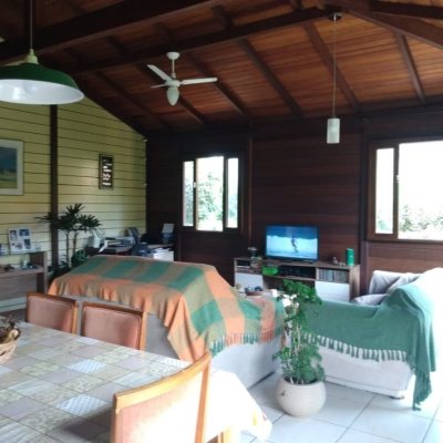 Casa Residencial com 106m², 3 quartos, 1 suíte, 3 garagens, no bairro São João do Rio Vermelho em Florianópolis
