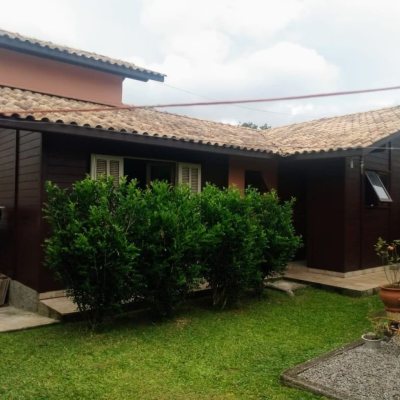 Casa Residencial com 106m², 3 quartos, 1 suíte, 3 garagens, no bairro São João do Rio Vermelho em Florianópolis