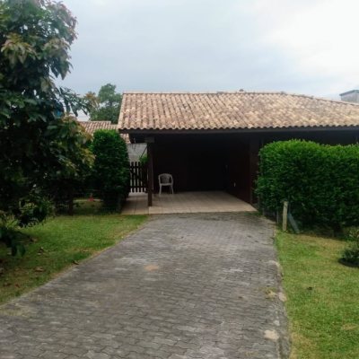 Casa Residencial com 106m², 3 quartos, 1 suíte, 3 garagens, no bairro São João do Rio Vermelho em Florianópolis