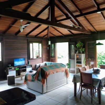 Casa Residencial com 106m², 3 quartos, 1 suíte, 3 garagens, no bairro São João do Rio Vermelho em Florianópolis