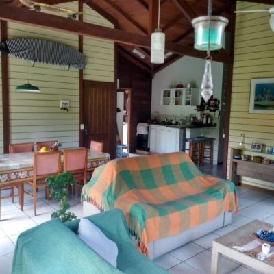 Casa Residencial com 106m², 3 quartos, 1 suíte, 3 garagens, no bairro São João do Rio Vermelho em Florianópolis