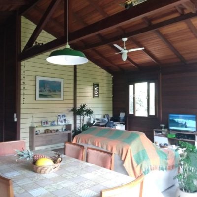 Casa Residencial com 106m², 3 quartos, 1 suíte, 3 garagens, no bairro São João do Rio Vermelho em Florianópolis