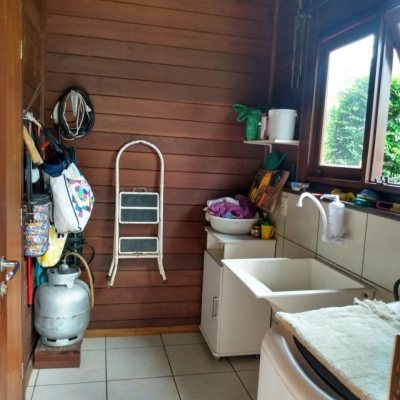 Casa Residencial com 106m², 3 quartos, 1 suíte, 3 garagens, no bairro São João do Rio Vermelho em Florianópolis