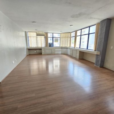 Sala com 49m², 1 garagem, no bairro Centro em Florianópolis