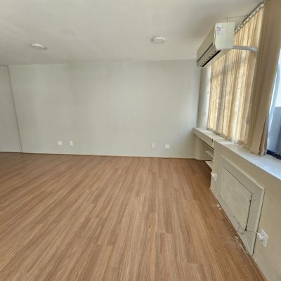 Sala com 49m², 1 garagem, no bairro Centro em Florianópolis