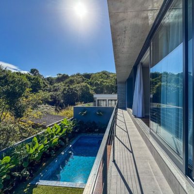 Casa em Condomínio com 492m², 5 quartos, 5 suítes, 4 garagens, no bairro Campeche em Florianópolis
