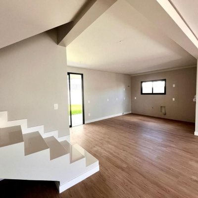 Casa Residencial com 215m², 4 quartos, 2 suítes, 2 garagens, no bairro Ingleses do Rio Vermelho em Florianópolis