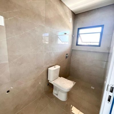 Casa Residencial com 215m², 4 quartos, 2 suítes, 2 garagens, no bairro Ingleses do Rio Vermelho em Florianópolis