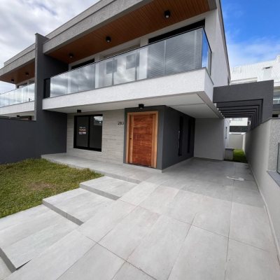 Casa Residencial com 215m², 4 quartos, 2 suítes, 2 garagens, no bairro Ingleses do Rio Vermelho em Florianópolis