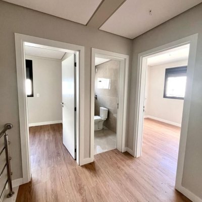 Casa Residencial com 215m², 4 quartos, 2 suítes, 2 garagens, no bairro Ingleses do Rio Vermelho em Florianópolis