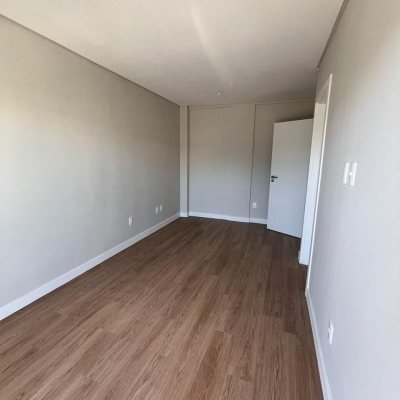 Casa Residencial com 215m², 4 quartos, 2 suítes, 2 garagens, no bairro Ingleses do Rio Vermelho em Florianópolis