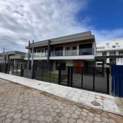 Casa Residencial com 215m², 4 quartos, 2 suítes, 2 garagens, no bairro Ingleses do Rio Vermelho em Florianópolis