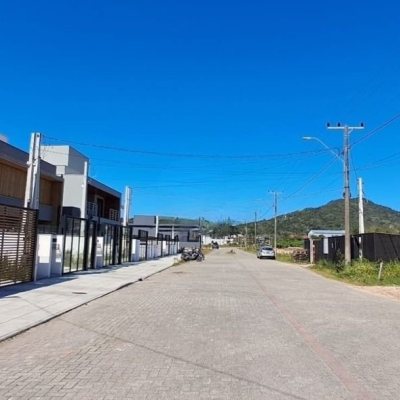 Casa Residencial com 126m², 3 quartos, 1 suíte, 2 garagens, no bairro Campeche em Florianópolis