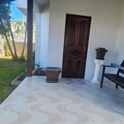 Casa Residencial com 171m², 6 quartos, 1 suíte, 3 garagens, no bairro Canasvieiras em Florianópolis