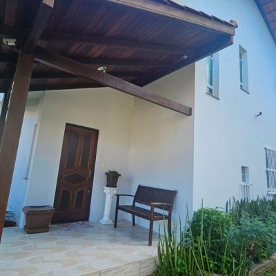 Casa Residencial com 171m², 6 quartos, 1 suíte, 3 garagens, no bairro Canasvieiras em Florianópolis