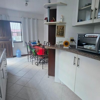 Casa Residencial com 171m², 6 quartos, 1 suíte, 3 garagens, no bairro Canasvieiras em Florianópolis