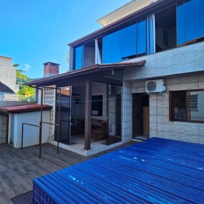 Casa Residencial com 171m², 6 quartos, 1 suíte, 3 garagens, no bairro Canasvieiras em Florianópolis