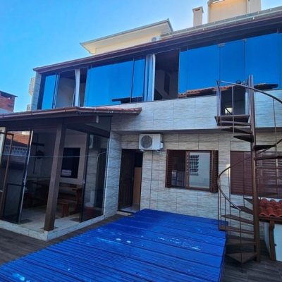 Casa Residencial com 171m², 6 quartos, 1 suíte, 3 garagens, no bairro Canasvieiras em Florianópolis