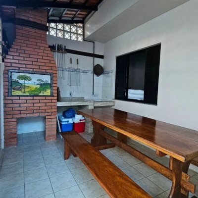 Casa Residencial com 171m², 6 quartos, 1 suíte, 3 garagens, no bairro Canasvieiras em Florianópolis