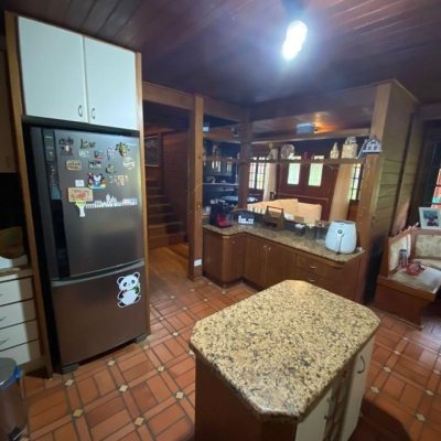 Casa em Condomínio com 200m², 3 quartos, 1 suíte, 2 garagens, no bairro cacupé em Florianópolis