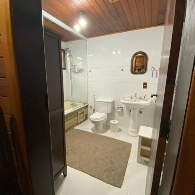 Casa em Condomínio com 200m², 3 quartos, 1 suíte, 2 garagens, no bairro cacupé em Florianópolis