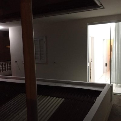 Casa Residencial com 153m², 5 quartos, 2 suítes, 4 garagens, no bairro Trindade em Florianópolis