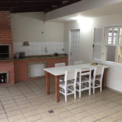 Casa Residencial com 153m², 5 quartos, 2 suítes, 4 garagens, no bairro Trindade em Florianópolis